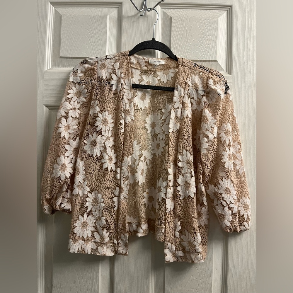 #117 Maurices Women’s Tan and White Crochet FloralCardigan XS